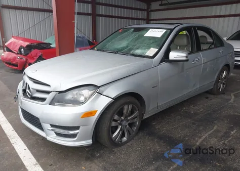 2012 Mercedes-Benz C 250 Luxury z USA, uszkodzony, nr VIN WDDGF4HB7CR233289